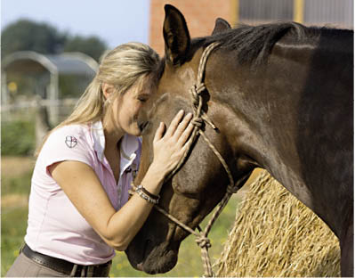 Bei Dr. Tuuli Tietze ist die gute Beziehung zum Pferd die Basis für relterliche Harmonie. Foto: Schendzielorz/Kosmos