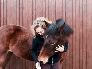 Was kommt da wohl Leckeres? Maya schnuppert schon mal neugierig... Foto: Felsinger